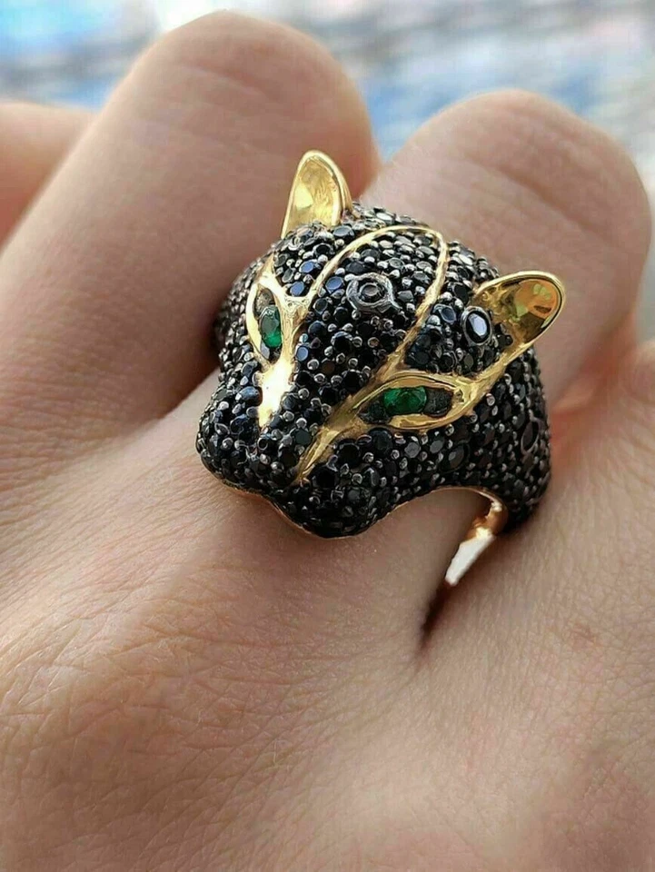 Anillo pantera de diamantes negros creado en laboratorio de corte redondo de 2 quilates enchapado en oro amarillo de 14 k Foto 3 de 4