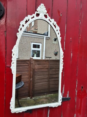 VINTAGE GEWÖLBTER WANDSPIEGEL VERZIERTER WEISSER METALLRAHMEN