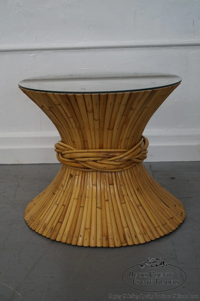 Mesa de centro McGuire Sheaf of Wheat bambú ratán redonda con tapa de vidrio Foto 2 de 4