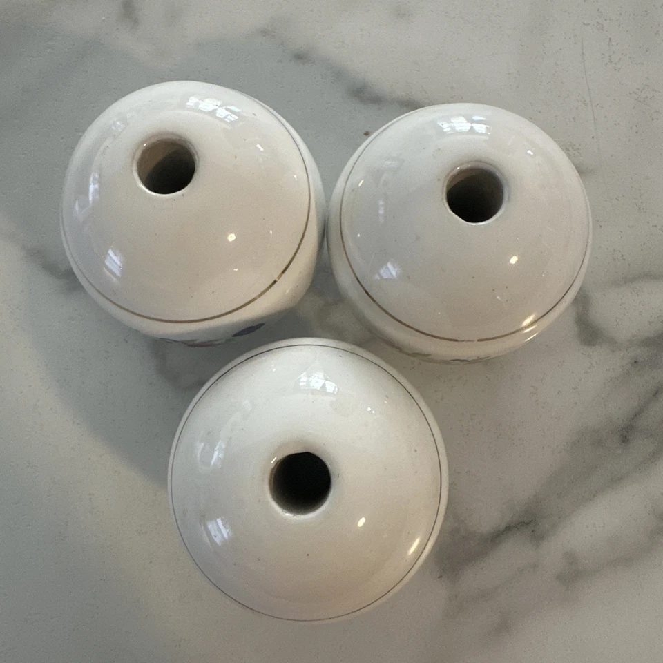 Juego de tres remates de poste de cama de bola de cerámica de porcelana floral vintage. Foto 4 de 4