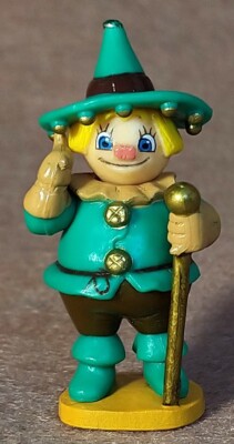Wizard of the Emerald city. The country of Oz Kinder surprise 2009