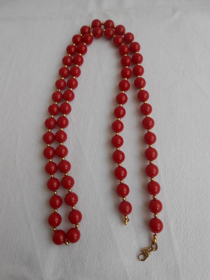 COLLANA MONET SFERE IN LUCITE COLORE ROSSO CON DISTANZIATORI COLORE ORO cm 79 - Immagine 2 di 3