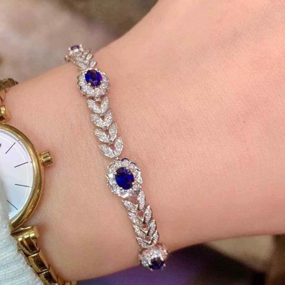Brazalete tenis para mujer de 8,00 quilates con acabado de oro blanco de 14 k de zafiro azul corte ovalado Foto 3 de 4