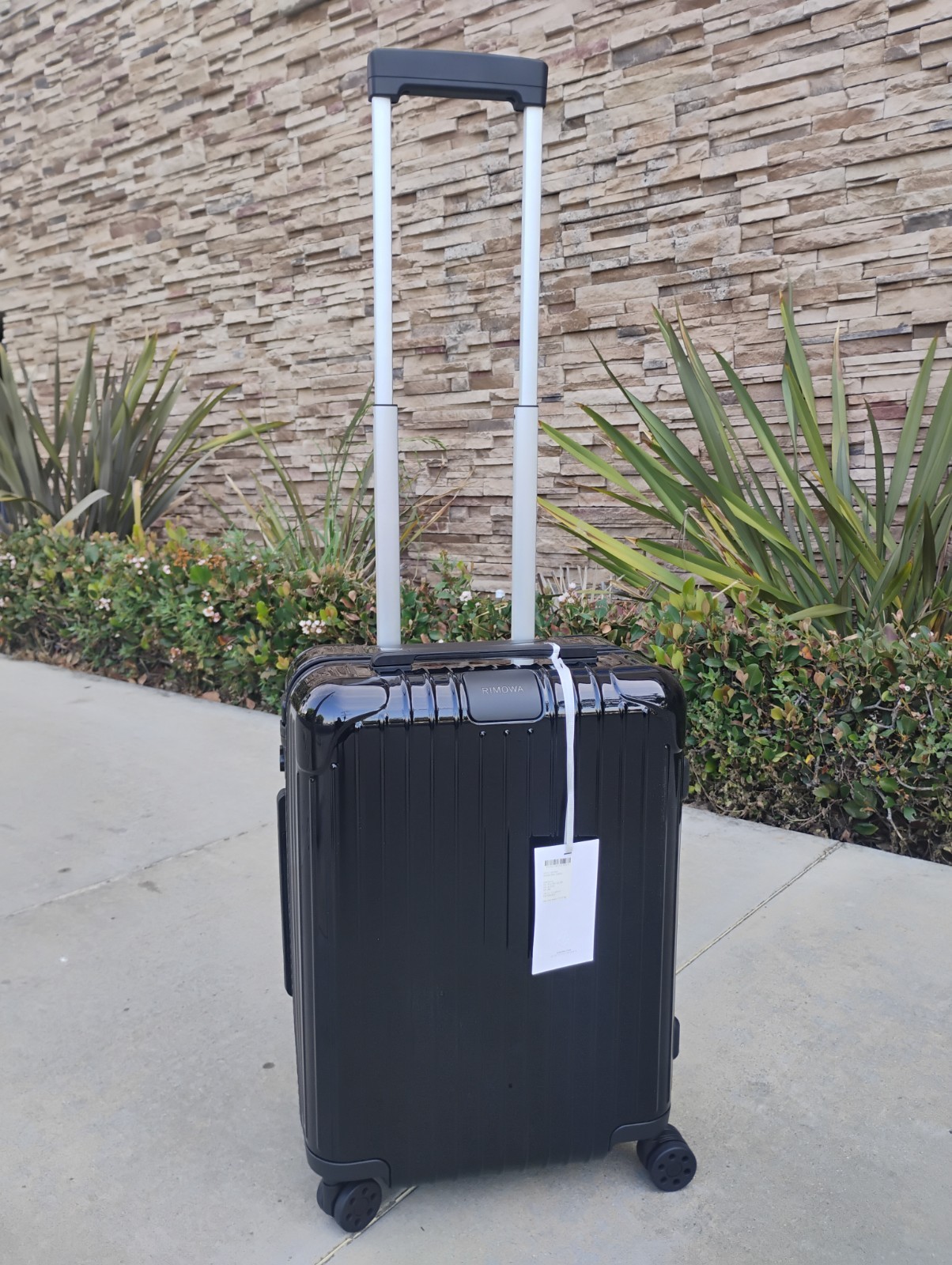 Rimowa Essential cabin carry on light weight spinner in Black