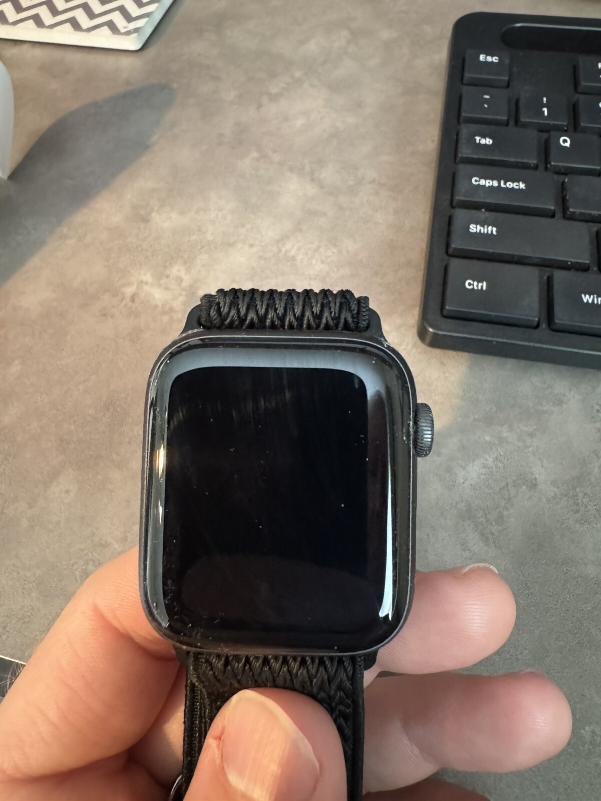 Apple Watch SE 44mm Space Gray Aluminum Black Sport Band-image