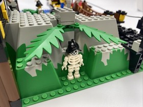 Lego Pirates 6281 Pirates Perilous Pitfall - w/ Minifigs & Manual! 99% Complete