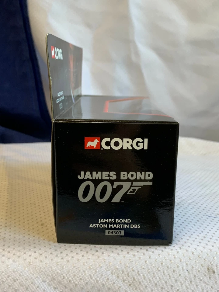 Corgi James Bond Aston Martin DB5 1999 modelo de vehículo a escala diecast en caja Foto 2 de 4