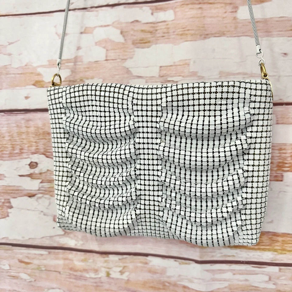 Bolso sin asas vintage blanco drapeado de malla metálica años 80 90 Glam Rock Foto 2 de 4