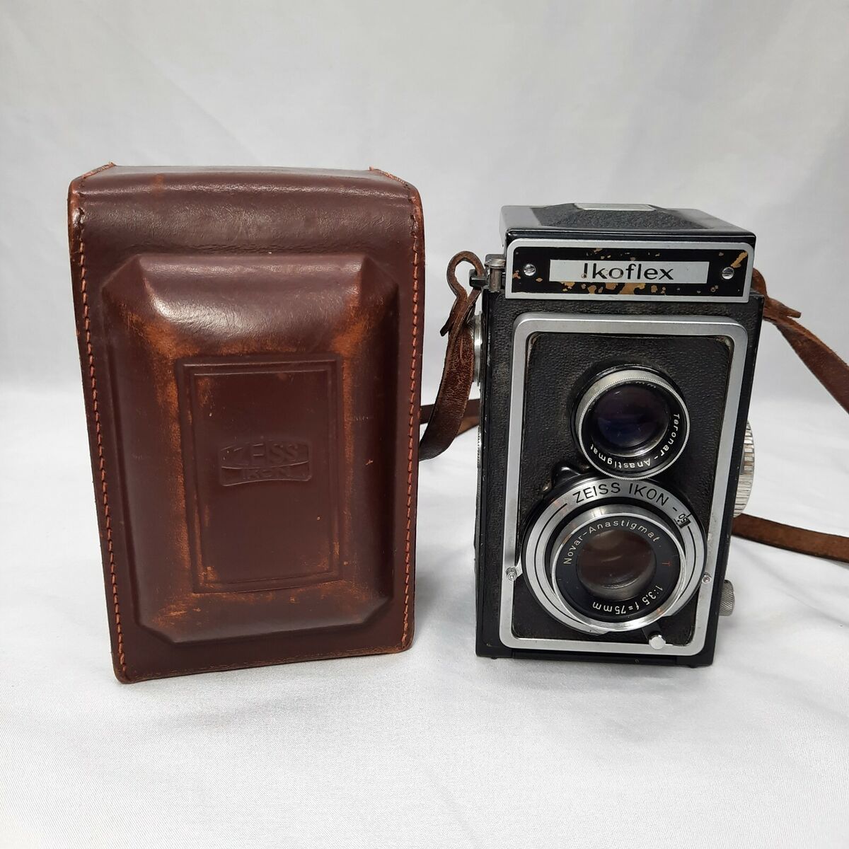 Vintage Ikoflex Zeiss Ikon 1:3,5 f=75mm Camera With Original Vintage Ikoflex Zeiss Ikon 1:3,5 f=75mm Camera With Original