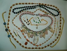 Grand lot de bijoux fantaisie styles variés, pièces uniques, petit prix 16_03_A