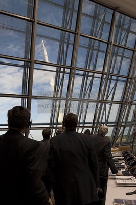 NASA MISSION CONTROL MONITORING SPACE SHUTTLE LAUNCH 2009 4X6 PHOTO