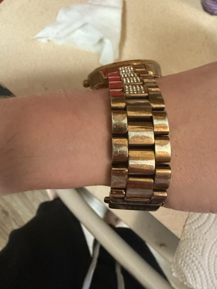 Fossil Rose Gold Smartwatch – Elegant & Functional with Crystal OS by Google - Image 4 of 4