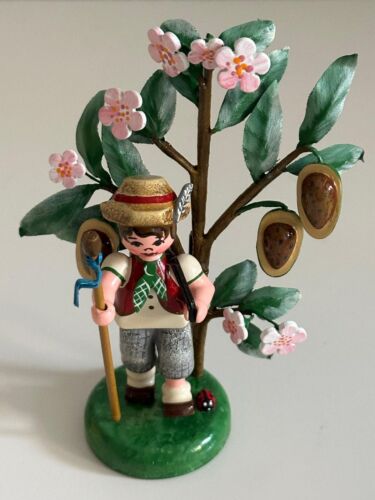 HUBRIG VOLKSKUNST GMBH JAHRESFIGUR 2023 JUNGE MIT MANDELBÄUMCHEN MANDEL WIE NEU! - Bild 5 von 7