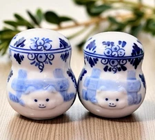 Rare Delft Blue Dutch Pig Under Fence Salt Pepper Shaker 3D Relief Japan Set 2