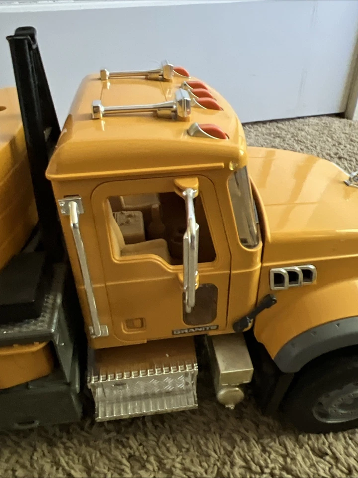 Bruder Mack Granite Liebherr Crane Truck 02818 Yellow 1:16 LTF 1045 Semi-Loader - Image 4 of 4