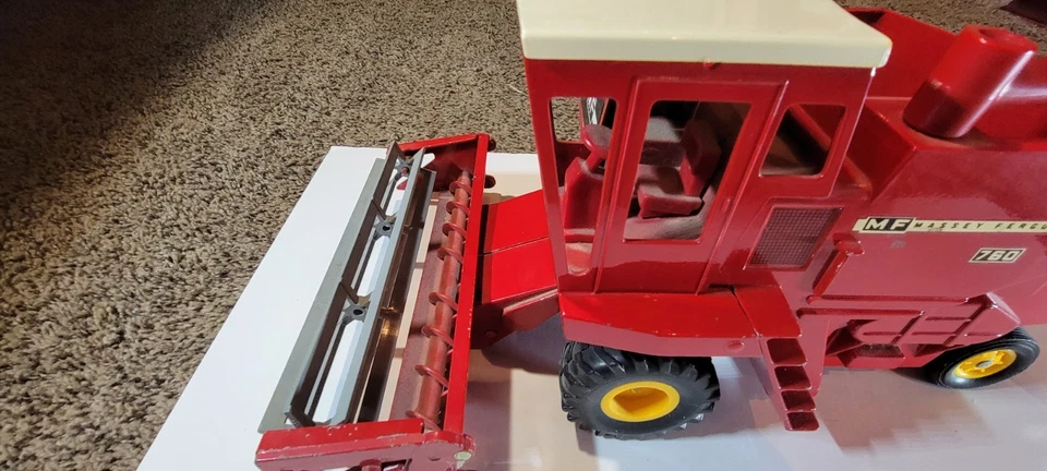 Vintage 1973 Ertl 1:20 Massey Ferguson 760 Combine Yellow Rim Rectangle Intake - Image 3 of 4