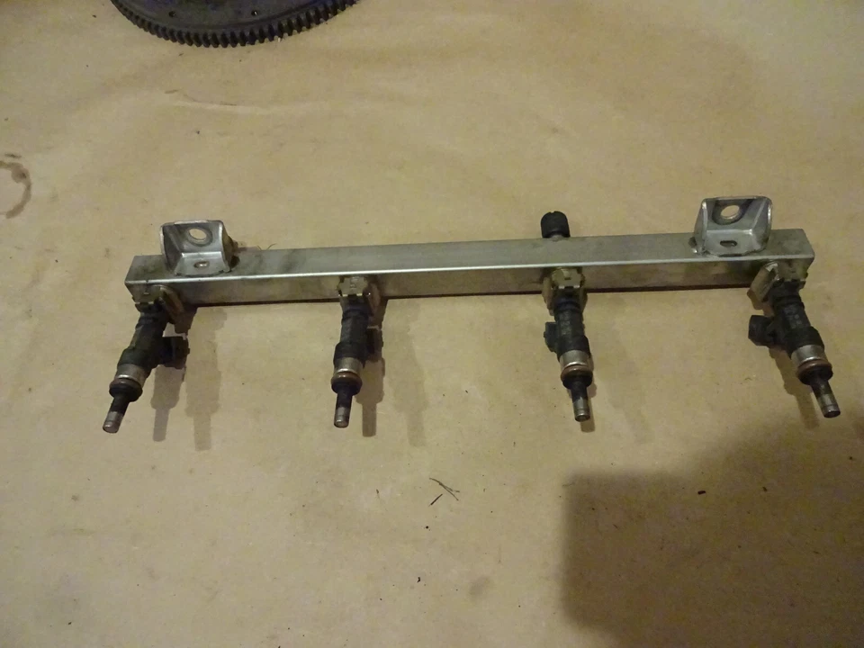 Tubo/trilho injetor de combustível Maserati Coupe-Gransport-Quattroporte LH -P/N 212696 - Imagem 4 de 4