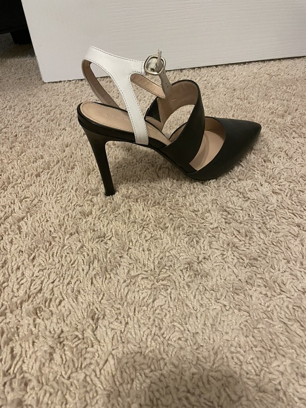 Banana Republic "Caitlin"  Black+Cream Ankle Strap Heels Size 7 1/2 “ Heel EUC
