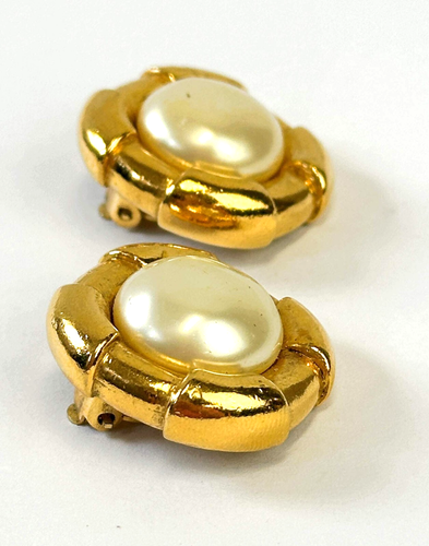 Pendientes de clip cuadrados con borde enchapados en oro de perlas sintéticas Chanel vintage años 80 - Imagen 2 de 10