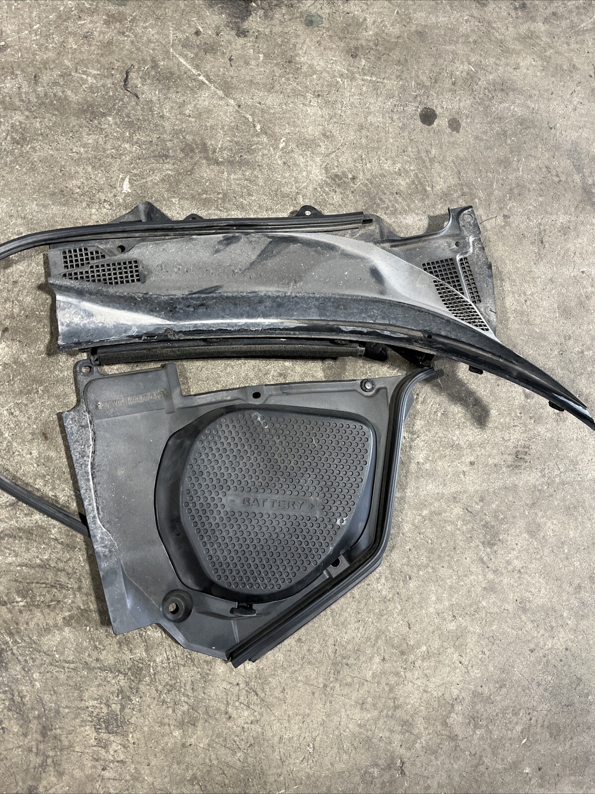 03-08 Nissan 350z BATTERY  COVER BLACK