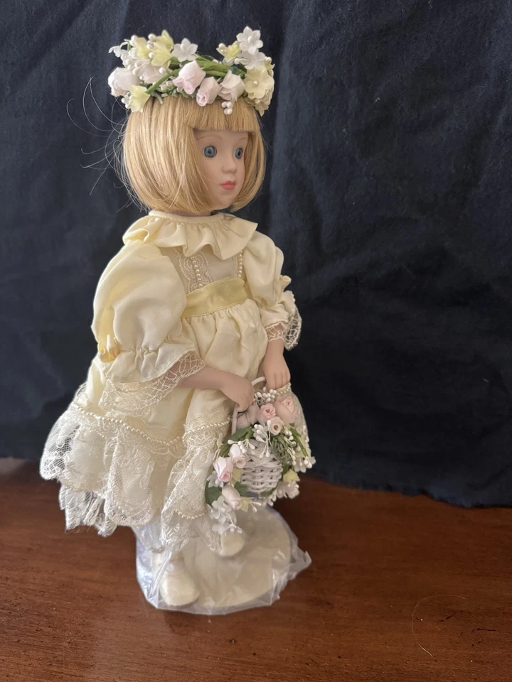 Boneca de porcelana Danbury Mint 1987 Princess Diana's Flower Girl com suporte - Imagem 3 de 4