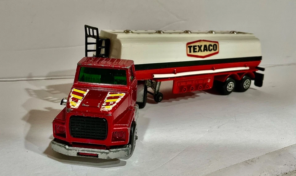 1973 Matchbox Lesney Super King #K-16 /18 Ford LTS Tractor with Texaco Tanker - Image 2 of 4