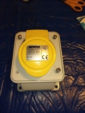Gewiss GW62401 abgewinkelte Aufputz-Steckdose - IP44 - 2P+E 16A 100-130V