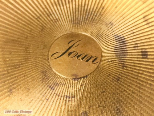 Joan-inscribed distressed vogue vanities-Vintage Powder Compact-Make Up-Mirror - Foto 3 di 8