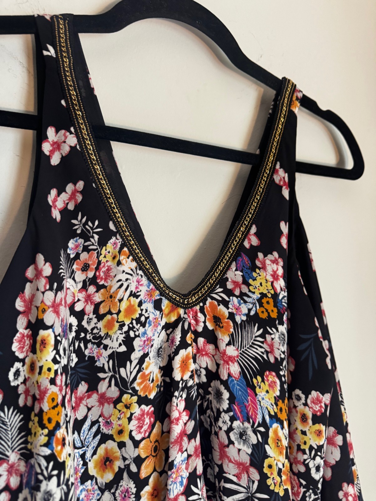 Dex size M|M  sleeveless floral tank top, beautiful flowers, gold neckline