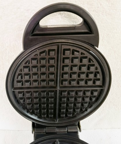 VillaWare Model 2004 Uno Classic Round Chrome Thin Waffler Maker - Picture 4 of 5