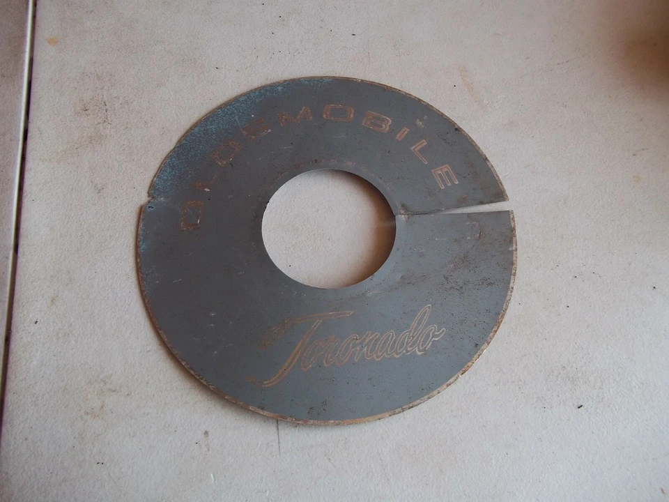 Oldsmobile Toronado V8 Limpiador Respirador de Aire 4bbl Cubierta de Borde Moldura Emblema Foto 3 de 3