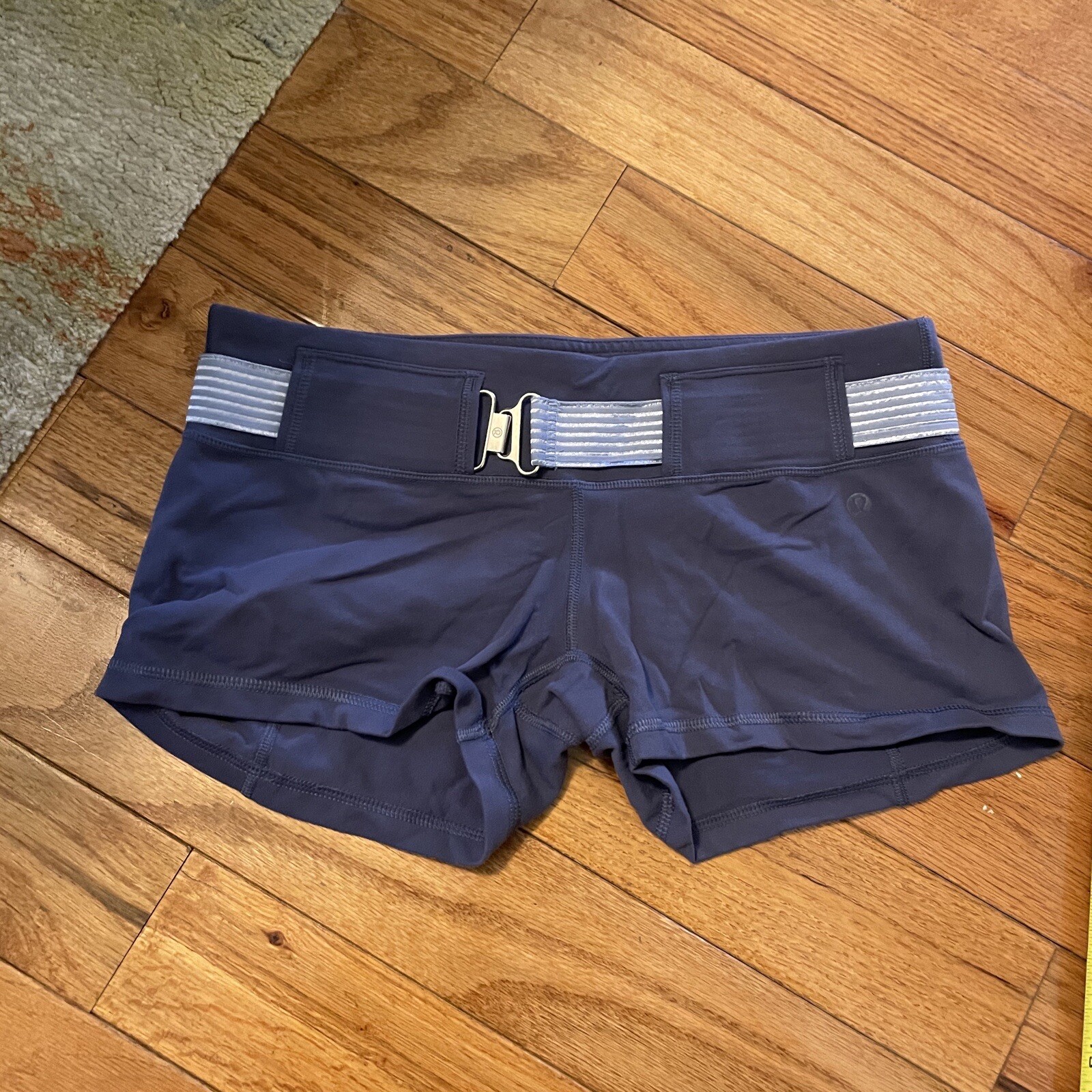 Lululemon spandex shorts with built in belt. Size 6.… Gem