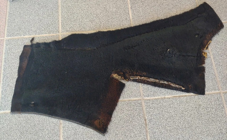 ALFOMBRA DE FELPA NEGRA USADA ORIGINAL PORSCHE 911 930 R ARCO DE RUEDA TRASERA ZONA ASIENTO 4 Foto 2 de 4