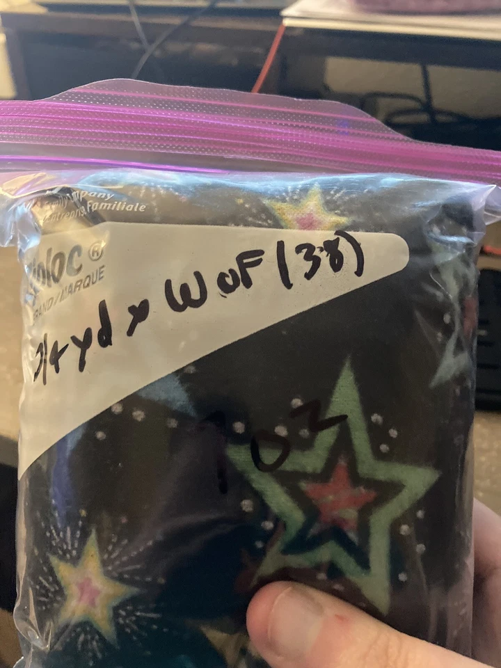 3/4 yardas X WOF (38”ish) de tela de franela negra con estrellas multicolores Foto 2 de 2