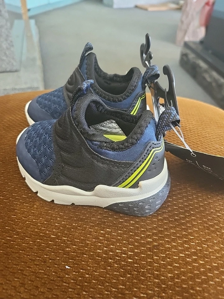 Nuevo con etiquetas Zapatos Deportivos Deportivos para Bebés Niños Talla 2 Sin Cordones Foto 3 de 4