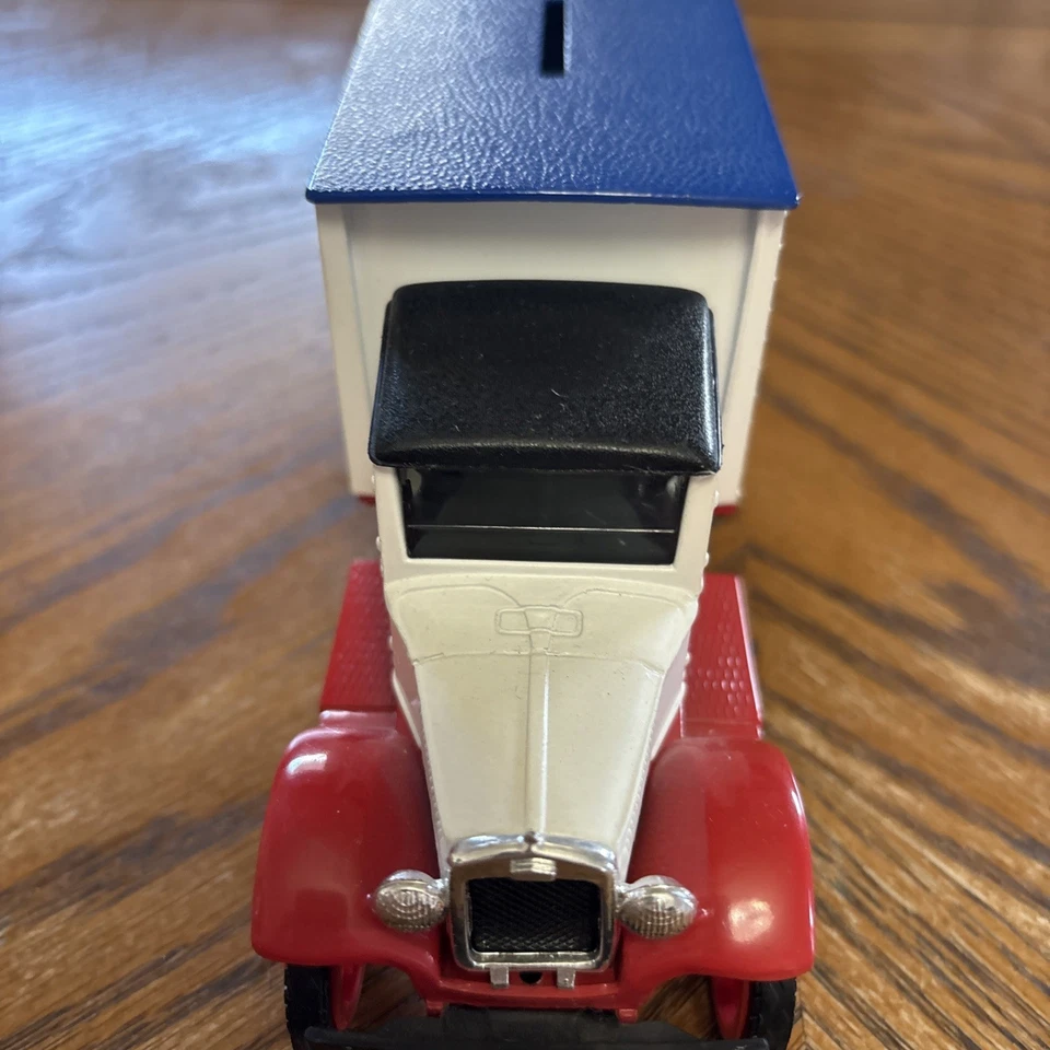 Camión de reparto Ertl 1931 Hawkeye Cracker Jack 1996 banco de metal fundido a presión, sin caja. Foto 3 de 4