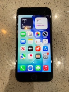 Apple iPhone SE (2. Generation) - 64GB - 93% Batteriezustand funktioniert