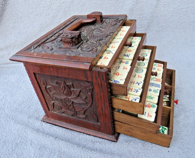 Antikes chinesisches Mahjong Set handgeschnitzte Holz Drachenkiste 146 handgefertigte Fliesen