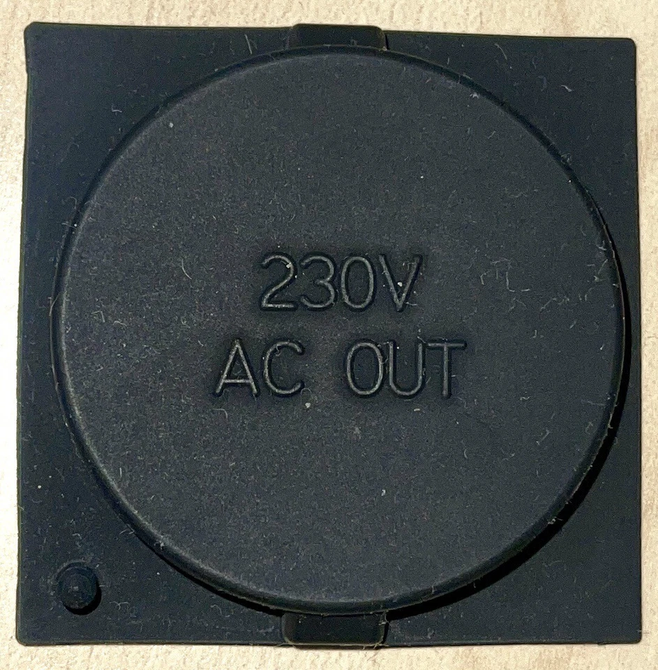 230V Gummiabdeckung auf der 230V Steckdose von Powkey R100 (99Wh/27000mAh)