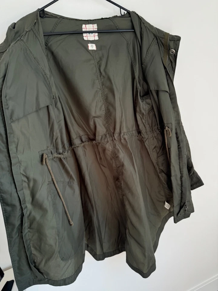Chaqueta ligera de nailon Urban Outfitters cola de pez abrigo largo verde para mujer M Foto 4 de 4