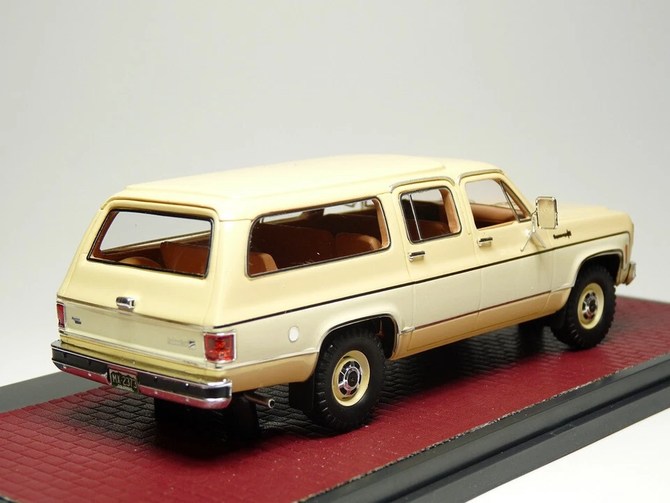 Matrix MX20302-373 1/43 1978 Chevrolet Suburban K10 Resin Model Car - Image 2 of 3