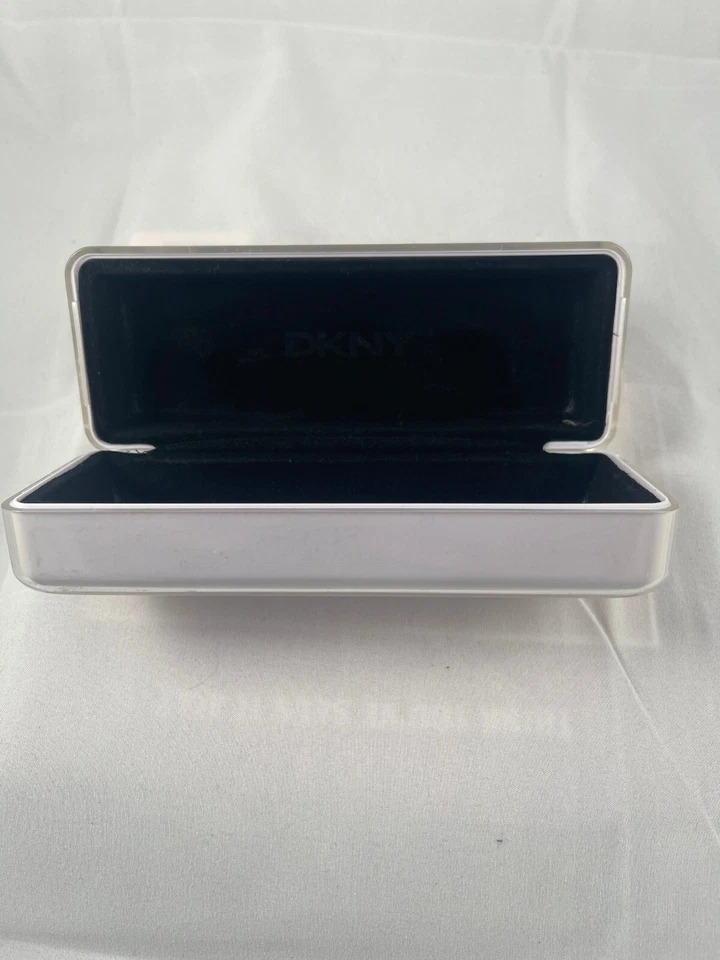 Estuche protector DKNY Donna Karan blanco con cubierta para anteojos y gafas de sol Foto 2 de 2