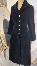Ancien!!manteau long en velours noir doublé à taille basse et légèrement plissé 