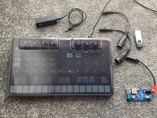 IK Multimedia UNO Synth mit Decksaver und Zub...