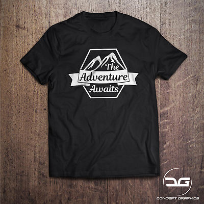 Das Abenteuer wartet Camping/Touring Reise Neuheit Geschenk T-Shirt | Wohnwagen