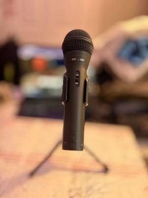 Samson Q2U USB/XLR Microphone Samson Q2U dynamic mic with desktop tripod stand.