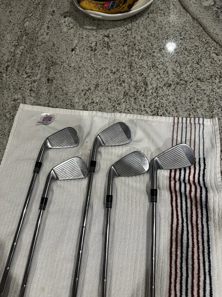 Juego combinado de hierro Titleist 620 CB 4-PW AMT X100 Tour blanco extra rígido diestro Foto 2 de 4