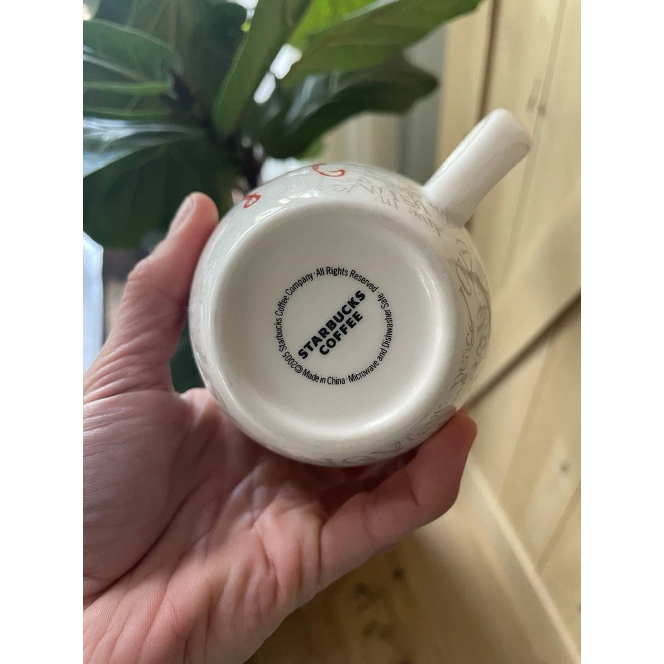 Caneca de Natal STARBUCKS 2005 JOY - Branca com Vermelho e Prata - 12 onças - Imagem 4 de 4