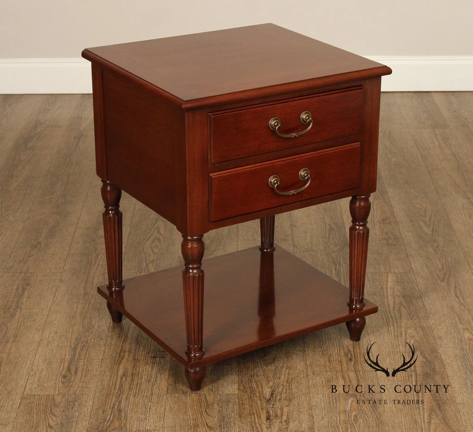 Mesita de noche estilo tradicional de dos cajones de caoba Foto 2 de 4