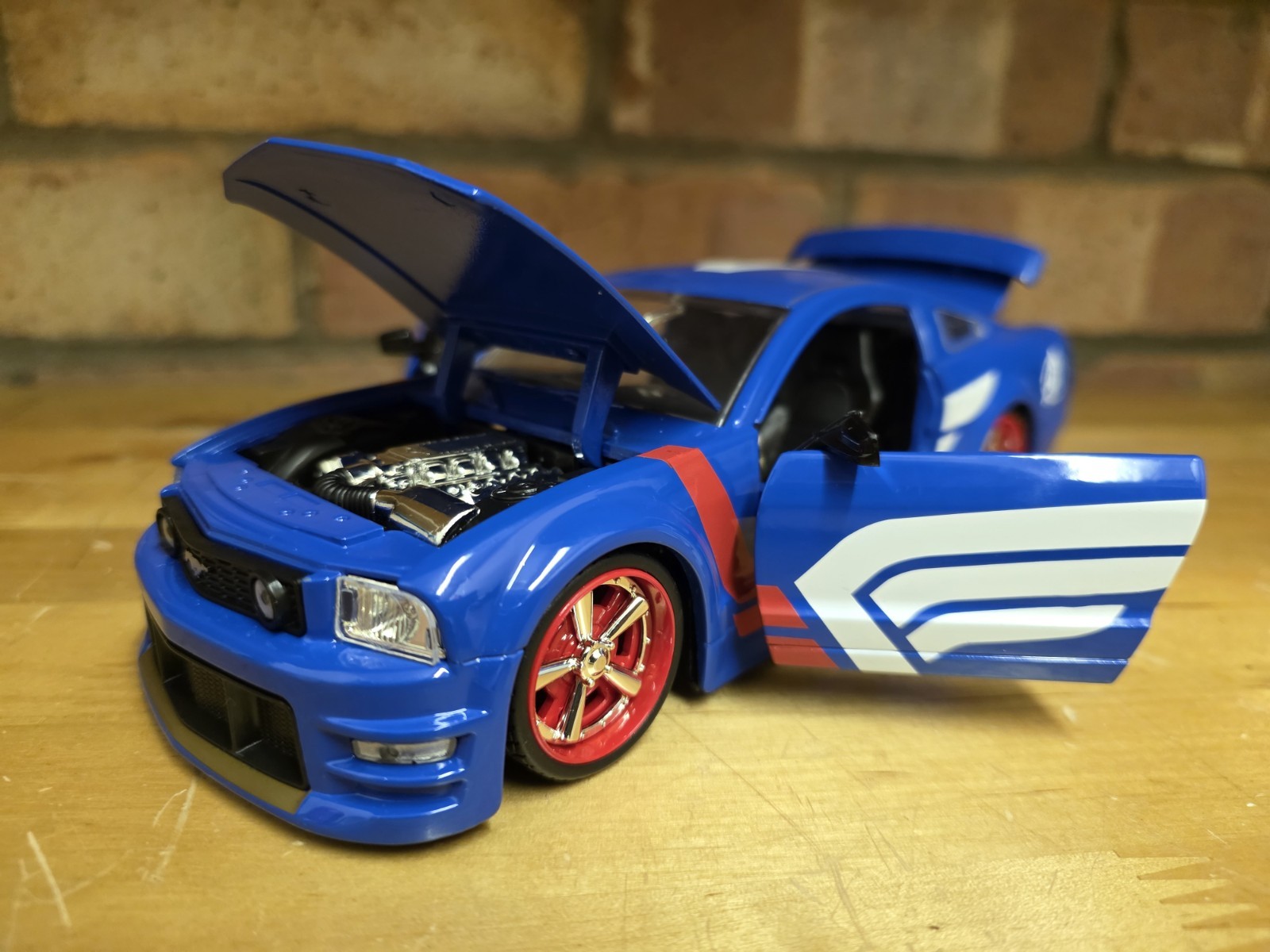 Jada Toys Captain America 1:24 2006 Ford Mustang GT Die Cast Car Marvel Avengers